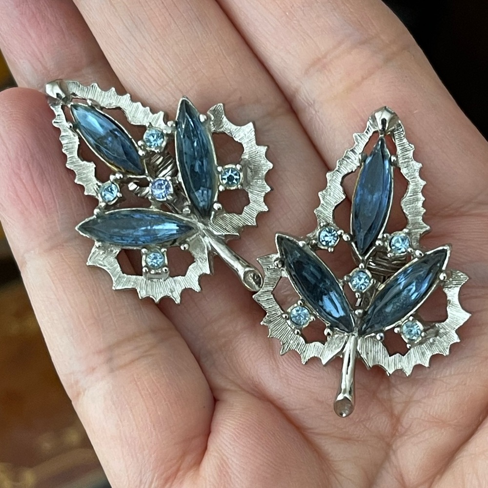 Emmons signed blue crystal glass silver tone clip on earrings